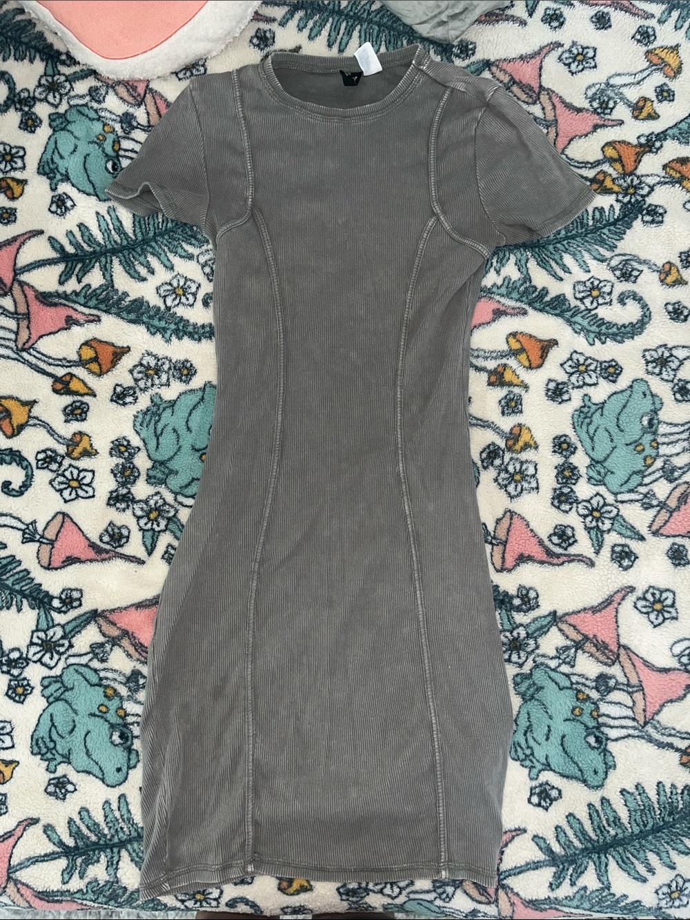 Divided Fitted Short-Sleeve Ribbed Dress in distressed grey